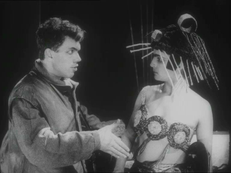 Аэлита, кадр из фильма. Николай Баталов и Юлия Солнцева
