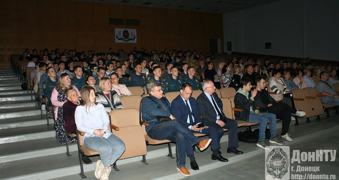 Мистерии Преображения: зрители на премьере спектакля в студенческом театре ДонНТУ