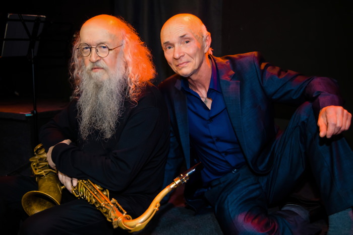 Фото. Сергей Летов (саксофон) и Сергей Шаталов на на сцене Нового Донецкого театра 17.05.2005 Мистерии Преображения: Фото. Сергей Летов (саксофон) и Сергей Шаталов на на сцене Нового Донецкого театра 17.05.2005