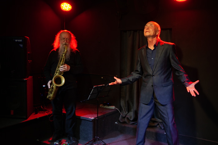 Мистерии Преображения: Фото. Сергей Летов (саксофон) и Сергей Шаталов на на сцене Нового Донецкого театра 17.05.2005 Мистерии Преображения: Фото. Сергей Летов (саксофон) и Сергей Шаталов на на сцене Нового Донецкого театра 17.05.2005