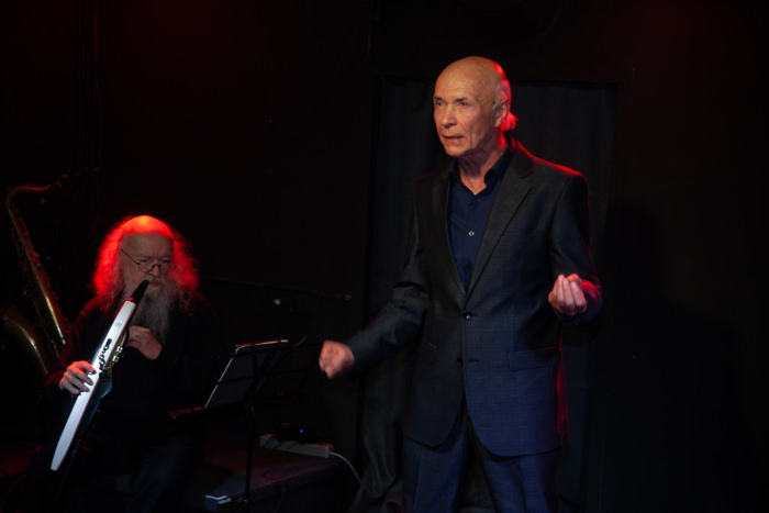 Мистерии Преображения: Фото. Сергей Летов (Roland Aerophone) и Сергей Шаталовна на сцене Нового Донецкого театра 17.05.2005