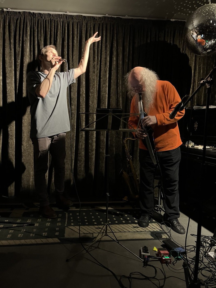 Фото. Сергей Летов (саксофон) и Павел Михайлов в Кабаре ШУМ 24.05.2025 Стихотворения Иосифа Бродского: Фото. Сергей Летов (саксофон) и Павел Михайлов в Кабаре ШУМ 24.05.2025